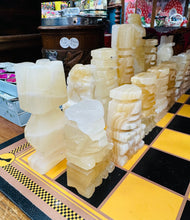 Load image into Gallery viewer, Set Chess Marbl Onyx Vintage o’r 70au a bwrdd chess sydd yn plygu / Vintage Marble Onyx Chess set from the 70s with a golding chess board
