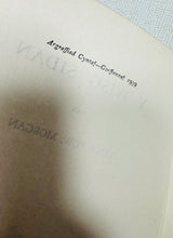 Load image into Gallery viewer, Argraffiad Cyntaf o nofel ‘Y Wisg Sidan’ gan Elena Puw Morgan o 1939 / First Edition copy of Elena Puw Morgan novel ‘Y Wisg Sidan’ from 1939
