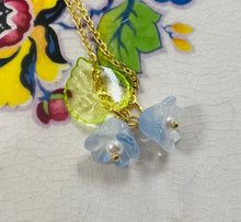 Load image into Gallery viewer, Mwclis blodau gwydr steil Vintage / Vintage style glass flower necklace
