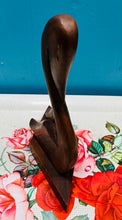 Load image into Gallery viewer, Pâr o elyrch Teak wedi eu cerfio â llaw yng nghanol o ganrif ddiwethaf / Mid Century hand carved pair of Swans in Polished Teak
