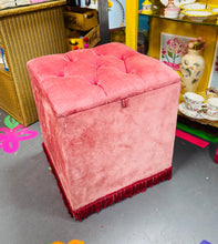 Load image into Gallery viewer, Pouffe / Ottoman felfed pinc Retro o’r 70/80au / Retro pink velvet Pouffe / Ottoman from the 70/80s
