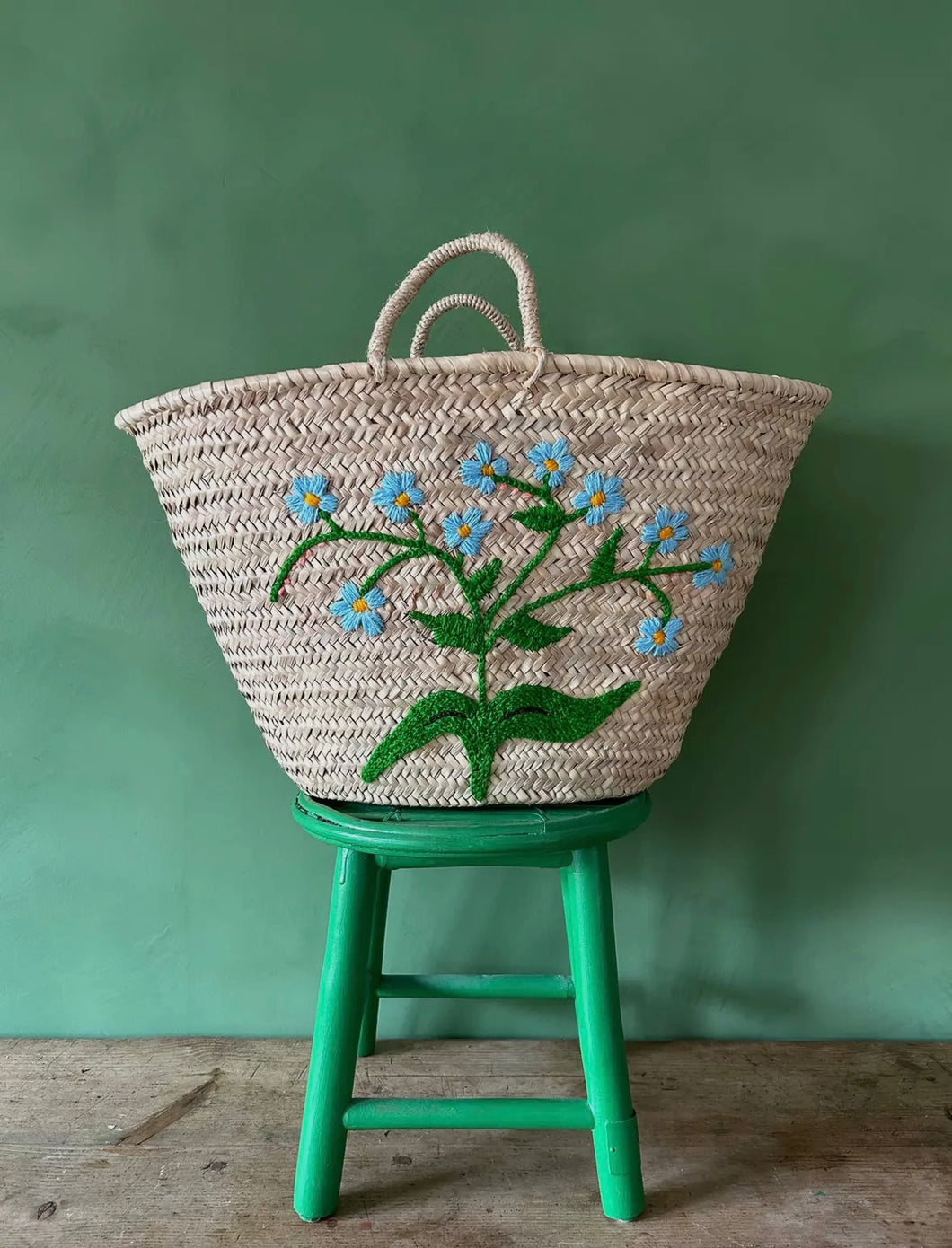 Basged marchnad fawr Nâd fi’n Angof wedi ei frodio â llaw / Hand embroidered large Forget me Not market basket