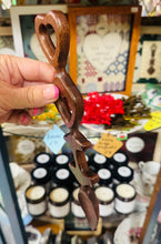 Load image into Gallery viewer, Llwy Garu Gymreig calon wedi’i wneud â llaw / Handmade heart Welsh Love Spoon
