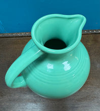 Load image into Gallery viewer, Carafe Vintage Art Deco Homer Lauglin Fiestaware gwyrdd ‘seamist’ Art Deco prin o America / Vintage Art Deco rare seamist green Homer Laughlin Fiestaware carafe from America
