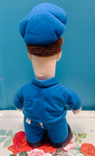Load image into Gallery viewer, Tegan meddal Postman Pat o 1998 / Postman Pat soft toy from 1998
