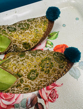 Load image into Gallery viewer, Pâr o slipars Pasomia Twrceg traddodiadol Vintage / Vintage pair of traditional Turkish Pasomia slippers
