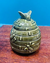 Load image into Gallery viewer, Pot mêl seramig Vintage / Vintage ceramic honey pot

