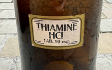 Load image into Gallery viewer, Potel fferyllfa Vintage ‘Thiamine HCI TAB 10mg’ gwydr brown fawr / Large Vintage brown glass ‘Thiamine HCI TAB 10mg’ pharmacy bottle
