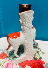 Load image into Gallery viewer, Fâs spill buwch a llo Staffordshire Hynafol cefn flat o’r 1860au gyda tealight ar ei ben / Antique Staffordshire flatback cow and calf spill vase from the 1860s with a tealight on top
