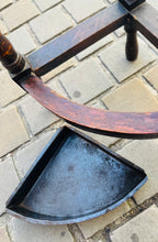 Load image into Gallery viewer, Daliwr ymbarela cornel pren Mahogany Edwardaidd gyda choesau barley twist a tray dripio haearn / Edwardian Mahogany corner umbrella stand with barley twist legs and removable metal drip tray
