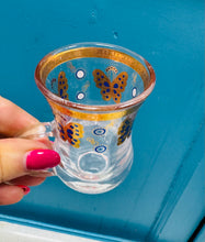 Load image into Gallery viewer, Set o 6 gwydryn te Twrceg Vintage gydac ymyl aur yn eu plastic gwreiddiol / Vintage set of 6 Turkish tea glass with gold trim in their original plastic
