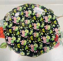 Load image into Gallery viewer, Plat teisen / brechdanau Royal Winton Grimwares patrwm Chintz du o 1953 / Royal Winton Grimwades Orient black Chintz pattern cake / sandwich plate from 1953
