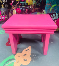 Load image into Gallery viewer, Stôl droed Vintage wedi ei pheintio yn binc / Pink painted Vintage foot stool

