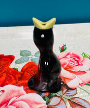 Load image into Gallery viewer, ‘Funnel’ Pastai seramig Vintage siâp Mwyalchen / Vintage Blackbird Ceramic Pie Funnel
