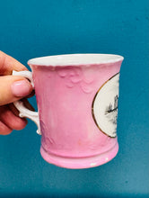 Load image into Gallery viewer, Cwpan china Hynafol binc ‘A Present from Caernarvon’ / Antique ‘A Present from Caernarvon’ pink china cup
