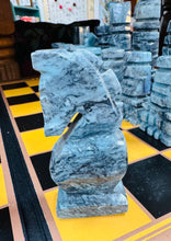 Load image into Gallery viewer, Set Chess Marbl Onyx Vintage o’r 70au a bwrdd chess sydd yn plygu / Vintage Marble Onyx Chess set from the 70s with a golding chess board
