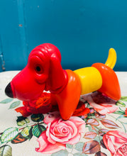 Load image into Gallery viewer, Tegan Ci ‘Zoo-it-yourself’ Tupperware o 1966 / Vintage Tupperware ‘Zoo-it-yourself’ Dog toy from 1966

