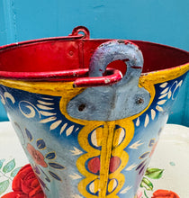 Load image into Gallery viewer, Bwced haearn Vintage wedi ei beintio â llaw (cefndir glas) / Vintage iron handpainted bucket (blue background)

