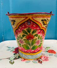 Load image into Gallery viewer, Bwced haearn Vintage wedi ei beintio â llaw (cefndir melyn) / Vintage iron handpainted bucket (yellow background)
