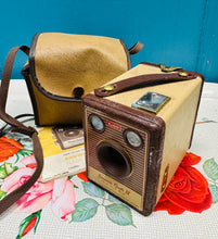 Load image into Gallery viewer, Camera Vintage Kodak Brownie Flash IV yn ei gâs gwreiddiol a gyda’r cyfarwyddiadau gwreiddiol / Vintage Kodak Brownie flash IV Camera in it’s original case and with the original instructions

