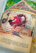 Load image into Gallery viewer, Llyfr clawr caled Vintage ‘The house that Jack built’ a ‘Hansel a Gretel’ o 1970 / Vintage ‘The house that Jack built’ and ‘Hansel a Gretel’ hardback book from 1970
