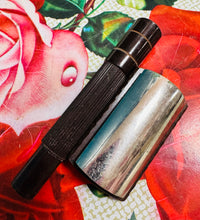 Load image into Gallery viewer, Rasel bakelite ‘New Edge - Wardinia’ Vintage yn ei focs gwreiddiol gyda’r gwarant, y cyfarwyddiadau a dau focs o lafnau / Vintage ‘New Edge - Wardinia’ bakelite razor in it’s original box with the guarantee, the instructions and two boxes of blades
