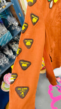 Load image into Gallery viewer, Dillad Girl Guides Vintage o’r 60au gyda 20 bathodyn / Girl Guides Vintage Brownie Uniform from the 1960&#39;s with 20 Badges
