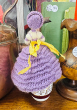 Load image into Gallery viewer, Gorchudd wy crocheted 'Crinoline Lady' Vintage wedi'i wneud â llaw / Vintage Handmade crocheted crinoline lady egg cover
