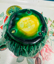 Load image into Gallery viewer, Tebot patrwm Pinafal Majolica Hynafol o’r 19eg Ganrif wedi’i beintio â llaw gyda pîg Pewter / Antique Majolica Pineapple patterned handpainted teapot from the 19th Century with a Pewter tip
