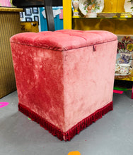 Load image into Gallery viewer, Pouffe / Ottoman felfed pinc Retro o’r 70/80au / Retro pink velvet Pouffe / Ottoman from the 70/80s
