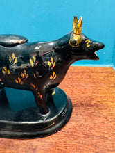 Load image into Gallery viewer, Jwg hufen buwch ddu ac aur Crochenwaith Staffordshire Jackfield Hynafol o 1860 / Antique Staffordshire Jackfield Pottery black and gold cow creamer from 1860
