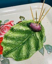 Load image into Gallery viewer, Powlen nibls siâp deilen fechan Vintage o’r Eidal gyda wylys back ar yr ochr / Vintage Italian leaf shaped nibbles dish with a small aubergine on the side
