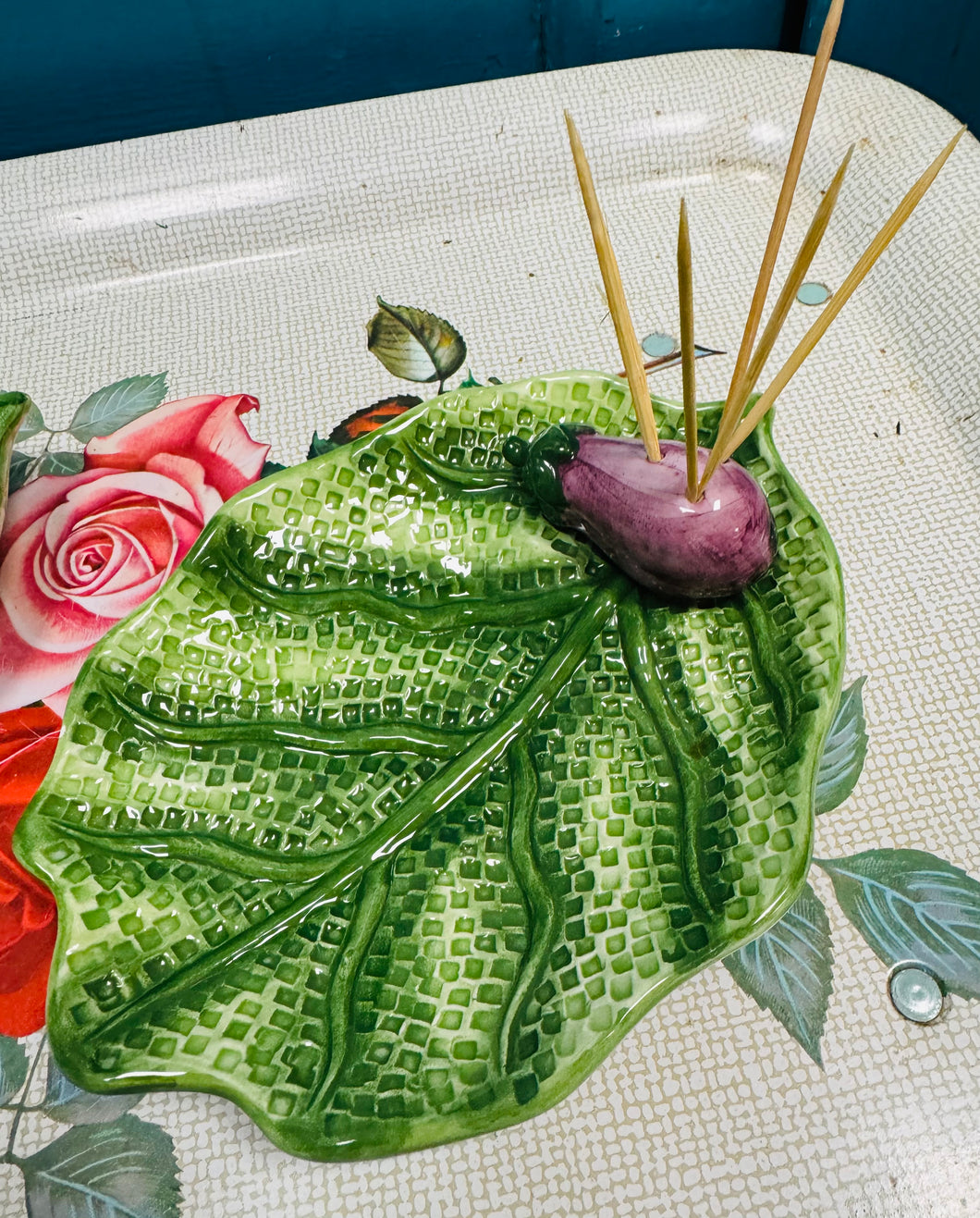 Powlen nibls siâp deilen fechan Vintage o’r Eidal gyda wylys back ar yr ochr / Vintage Italian leaf shaped nibbles dish with a small aubergine on the side