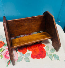 Load image into Gallery viewer, Silff lyfrau derw Arts &amp; Craft bychan / Small oak Arts &amp; Craft book shelf
