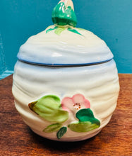 Load image into Gallery viewer, Pot siwgr ‘Water Lilly’ Clarice Cliff Vintage prin wedi ei beintio â llaw yn y 40au / Rare Vintage handpainted Clarice Cliff ‘Water Lilly’ sugar bowl from the 40s
