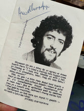 Load image into Gallery viewer, Llyfr jôcs ‘Helo Bobol’ o 1979 wedi ei arwyddo gan Hywel Gwynfryn / ‘Helo Bobol’ joke book from 1979 signed by  Hywel Gwynfryn
