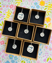 Load image into Gallery viewer, Mwclis unigryw ‘Werth y Byd’ seramig ac arian gan Tlysau / Unique seramic and silver ‘Werth y Byd’ necklace by Tlysau
