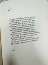 Load image into Gallery viewer, Llyfr clawr caled argraffiad cyntaf ‘Detholiad o gerddi’ T.H.Parry Wiiliams o 1972 wedi ei arwyddo gan y bardd / Signed first edition harback book ‘Detholiad o gerddi’ T.H.Parry Wiiliams from 1972
