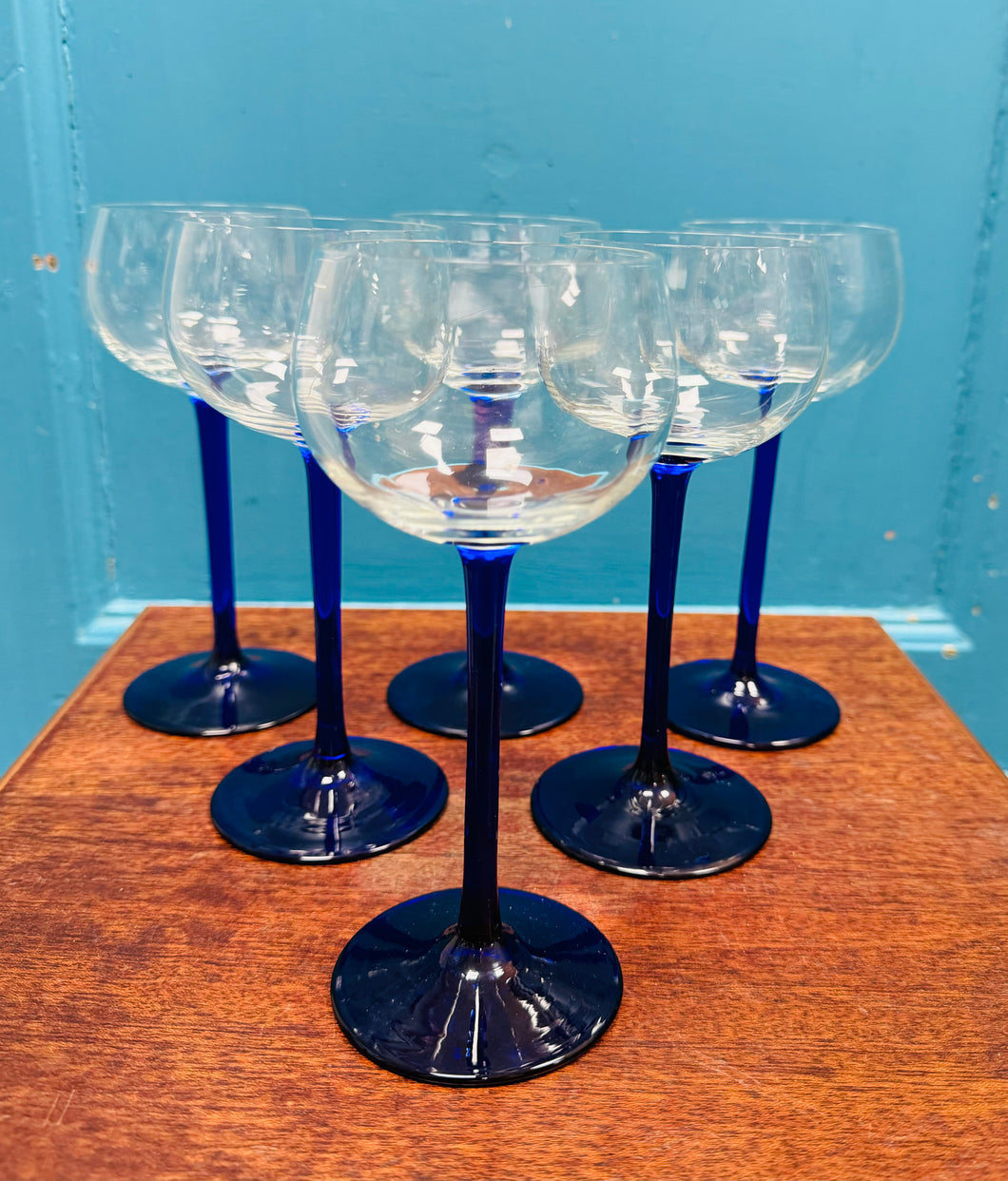 6 gwydryn gwin coes glas Retro prin o’r 70au / 6 rare Retro blue stem wine glasses from the 70s