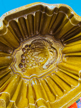 Load image into Gallery viewer, Mowld pwdin / jeli mawr Hynafol brown o’r oes Fictoraidd / Antique Victorian brown large pudding / jelly mould
