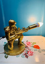 Load image into Gallery viewer, Lamp milwr tegan aur / Gold toy soldier lamp
