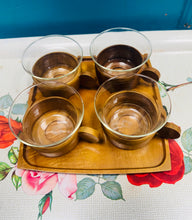 Load image into Gallery viewer, Set o 4 cwpan coffi Retro Almaenig gwydr a pren Teak ar hambwrdd Teak o’r 70au / Retro German 1970s set of 4 glass and Teak wood coffee cups on a Teak tray
