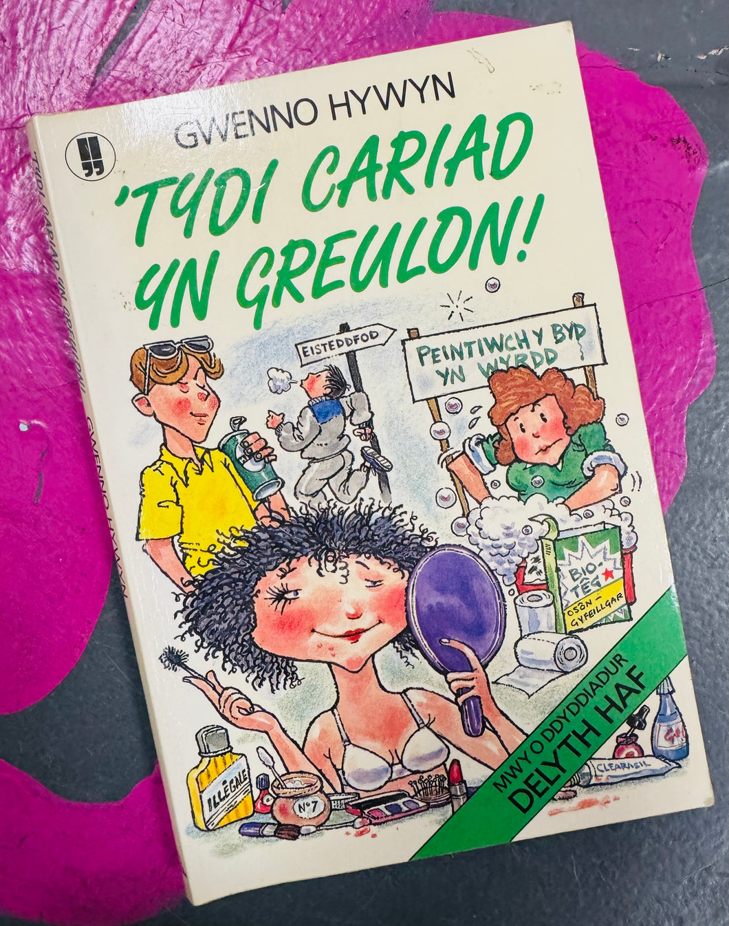Nofel ‘Tydi cariad yn greulon!’ gan Gwenno Hywyn o 1990 / ‘Tydi cariad yn greulon!’ novel by Gwenno Hywyn from 1990