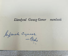 Load image into Gallery viewer, Llyfr clawr caled argraffiad cyntaf ‘Detholiad o gerddi’ T.H.Parry Wiiliams o 1972 wedi ei arwyddo gan y bardd / Signed first edition harback book ‘Detholiad o gerddi’ T.H.Parry Wiiliams from 1972
