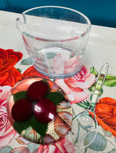 Load image into Gallery viewer, Pot hirgrwn Vintage acrylic Lucite gyda chaead a llwy ar gyfer jam mafon o'r 1970au / Vintage Lucite Acrylic raspberry jam preserve oval pot with lid And spoon from the 1970s
