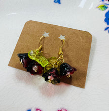 Load image into Gallery viewer, Clustlysau blodau gwydr steil Vintage / Vintage style glass flower earrings
