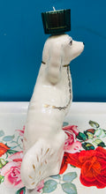 Load image into Gallery viewer, Spaniel Staffordshire Hynafol gyda tealight gwydr gwyrdd ar ei ben / Antique Staffordshire Spaniel with a green glass tealight on top
