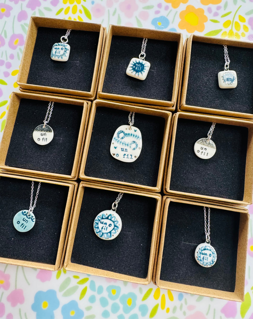 Mwclis unigryw ‘Un o Fil’ seramig ac arian gan Tlysau / Unique seramic and silver ‘Un o Fil’ necklace by Tlysau