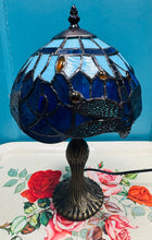 Load image into Gallery viewer, Lamp Tiffany Gwas y Neidr wedi'i gwneud â llaw o wydr lliw glas y nos a glas yr awyr /Handmade Midnight and Sky Blue stained glass Dragonfly Tiffany Lamp
