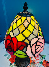 Load image into Gallery viewer, Lamp Tiffany Rhosod wedi'i gwneud â llaw o wydr lliw coch, pinc a gwyrdd /Handmade red, pink and green stained glass Roses Tiffany Lamp
